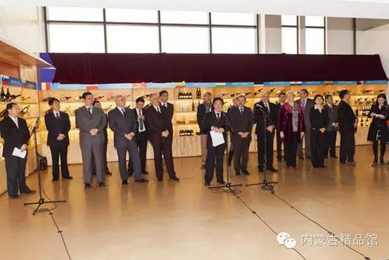 農(nóng)業(yè)部副部長(zhǎng)屈冬玉及東歐十六國(guó)駐華大使出席全國(guó)優(yōu)質(zhì)農(nóng)產(chǎn)品精品館“精品葡萄酒展示揭牌開(kāi)幕”