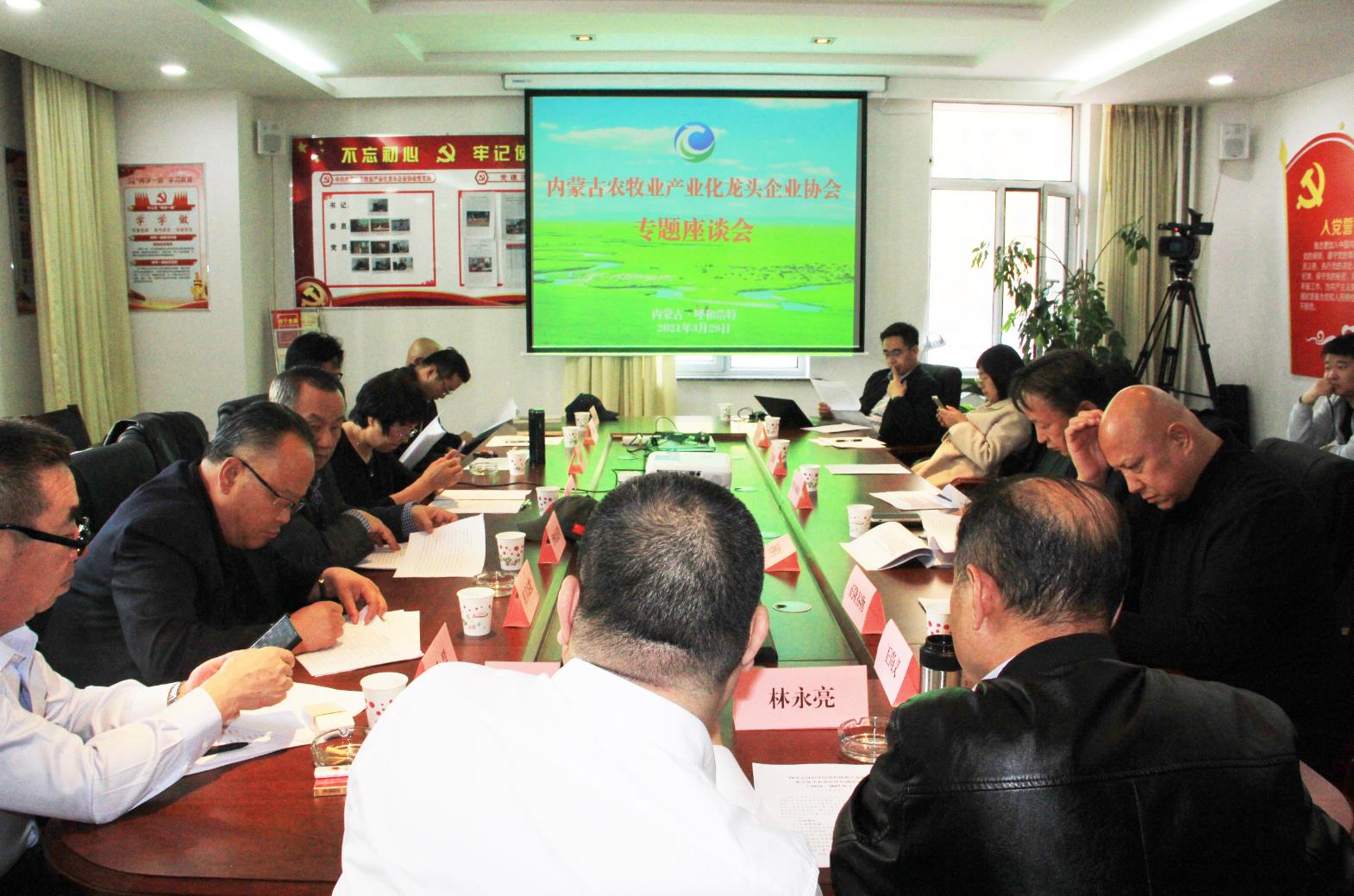 建言獻(xiàn)策，充分發(fā)揮協(xié)會的組織協(xié)調(diào)能力